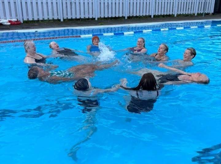 Prjónakonur í hring í sundleikfimi í sundlauginni á Suðureyri.