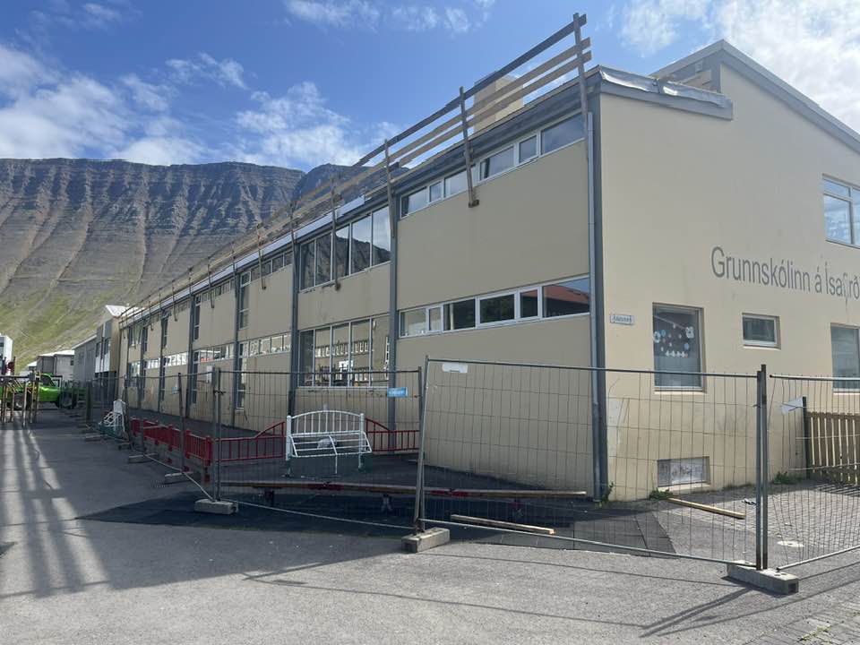 Grunnskólinn á Ísafirði, gula byggingin, mynd tekin frá skólalóð sem snýr að Blómagarðinum.
