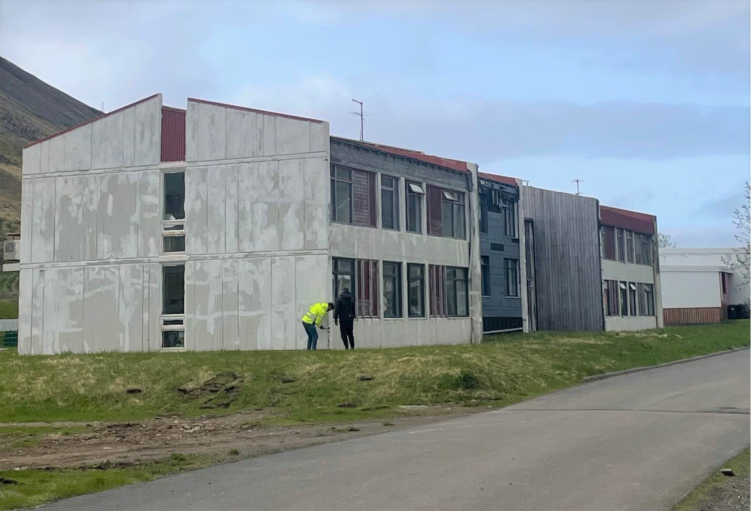 Unnið að endurbótum á blokk við Sætún á Suðureyri.