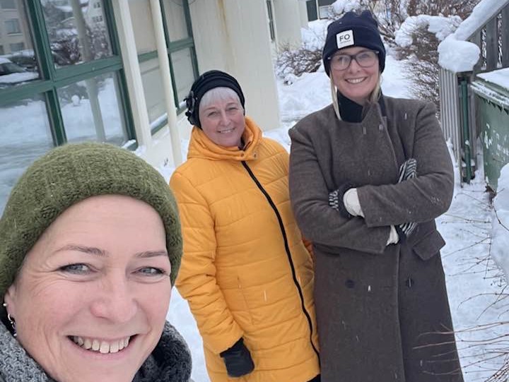 Sigga, Guðrún og Hafdís fyrir utan leikskólann Eyrarskjól.