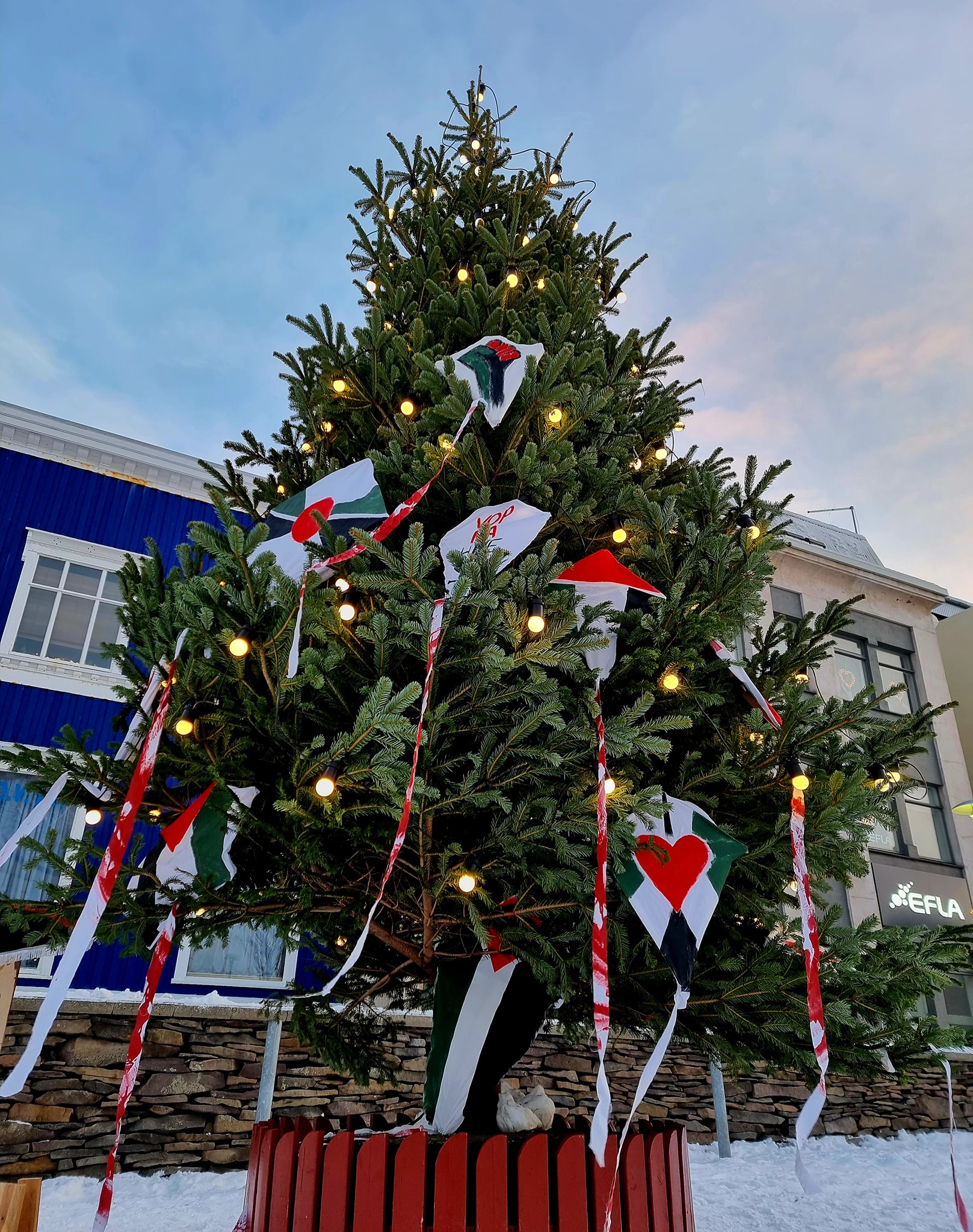 Jólatréð á Silfurtorgi skreytt flugdrekum í palestínsku fánalitunum, hluti af gjörningi sem fór fram á samstöðufundi.