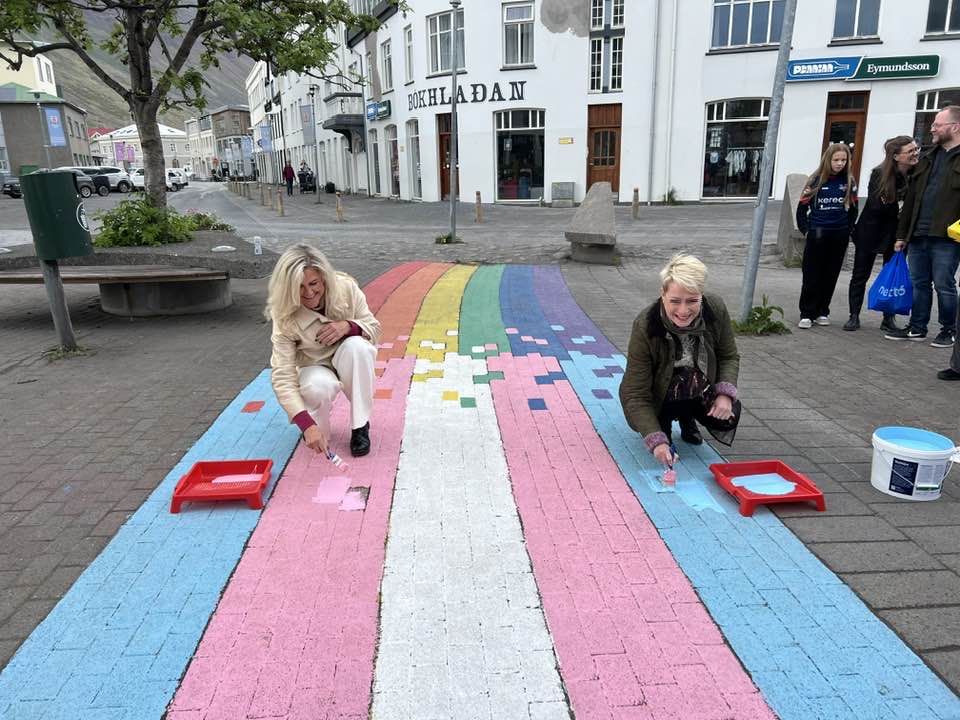 Guðrún biskup og Sigríður bæjarstjóri mála regnbogann á Silfurtorgi.