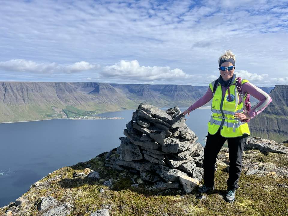Sigríður við vörðu á toppi Sporhamarsfjalls.