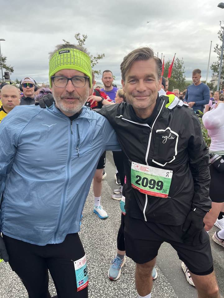 Dúi og Pétur Markan, bæjarstjóri Hveragerðis, við upphaf hlaupsins.