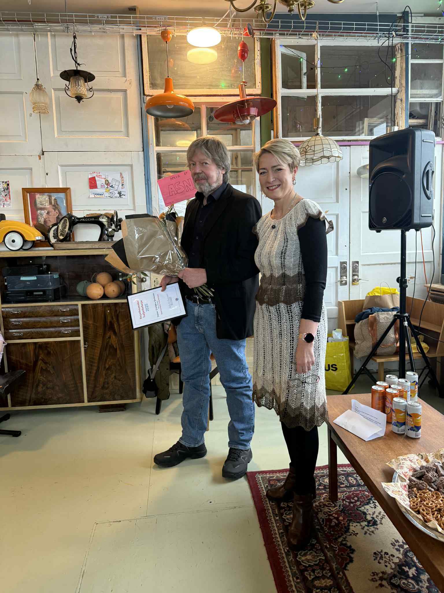 Ingi Bjössi bæjarlistamaður og Sigga í sal Netagerðarinnar.