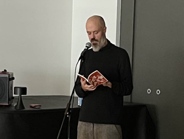 Eiríkur les upp úr nýju ljóðabókinni sinni.