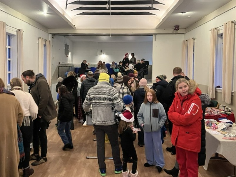 Séð yfir félagsheimilið á Flateyri þar sem fjöldi fólks er að skoða úrvalið á markaðinum.