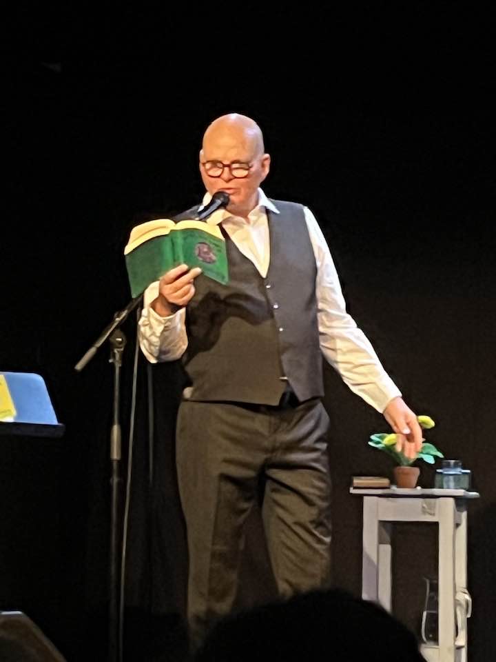 Hallgrímur Helgason á sviði í félagsheimilinu á Suðureyri.