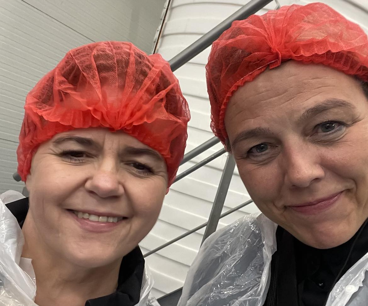 Sigríður Ó. Kristjánsdóttir, framkvæmdastjóri Vestfjarðastofu, með Örnu Láru í heimsókn í sláturhúsi Arctic Fish.