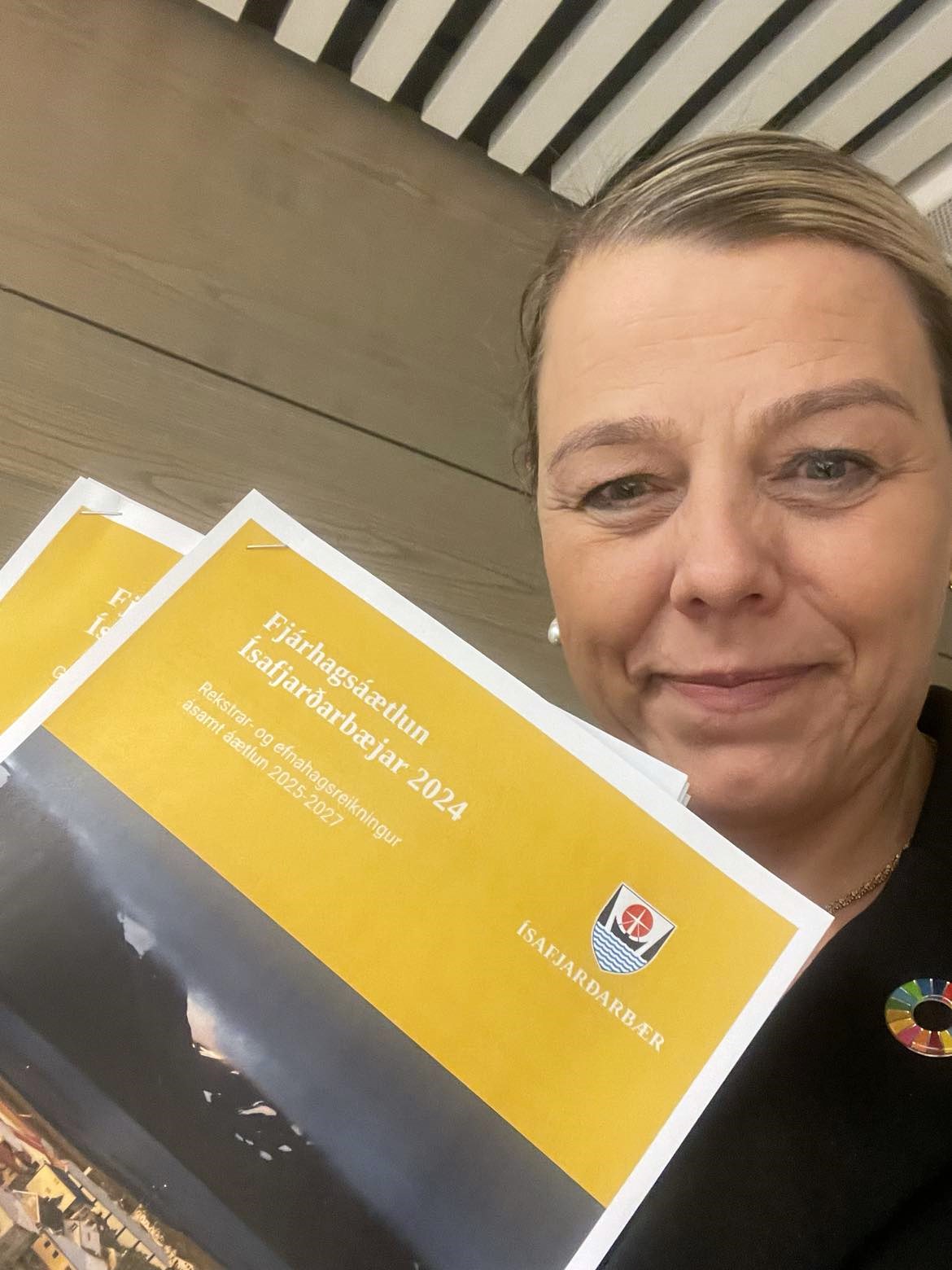 Arna Lára heldur á útprentaðri fjárhagsáætlun.