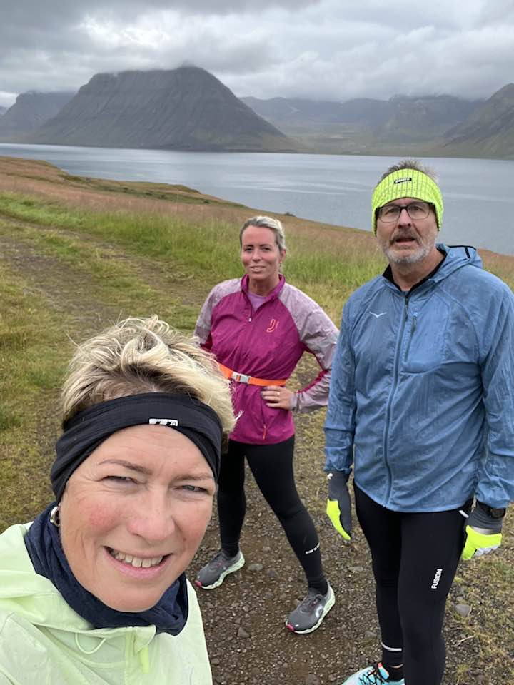 Sigga, Steinunn Guðný og Dúi á skokki í Önundarfirði. Þorfinnur í baksýn.