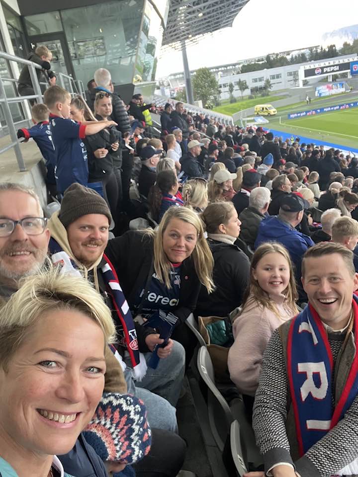 Sigga Júlla ásamt Vestfirðingum í stúkunni.