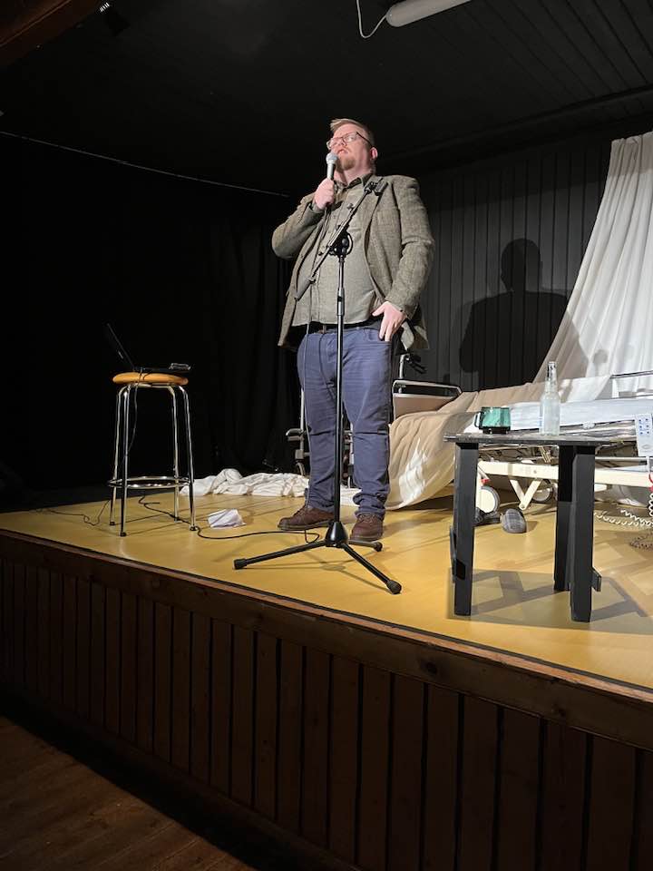 Eyþór Bjarnason á sviði í Kómedíuleikhúsinu.