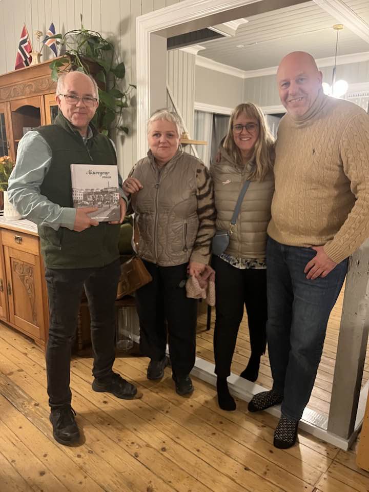 Gestir heima hjá Siggu og Dúa á Suðureyri.