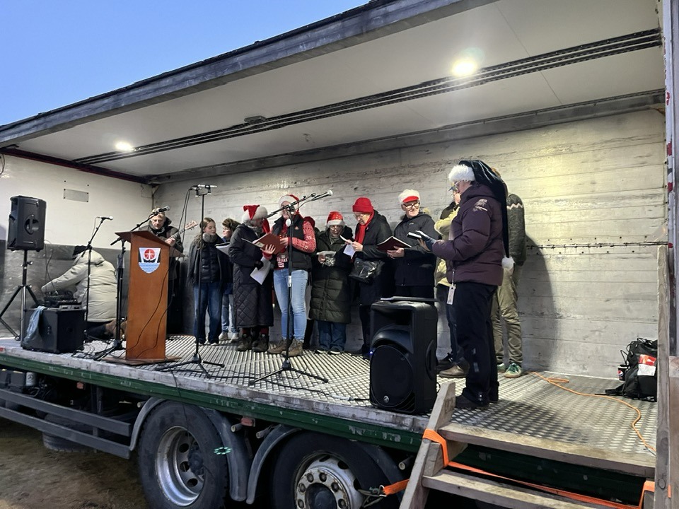 Kirkjukórinn að syngja í sviðsbílnum.