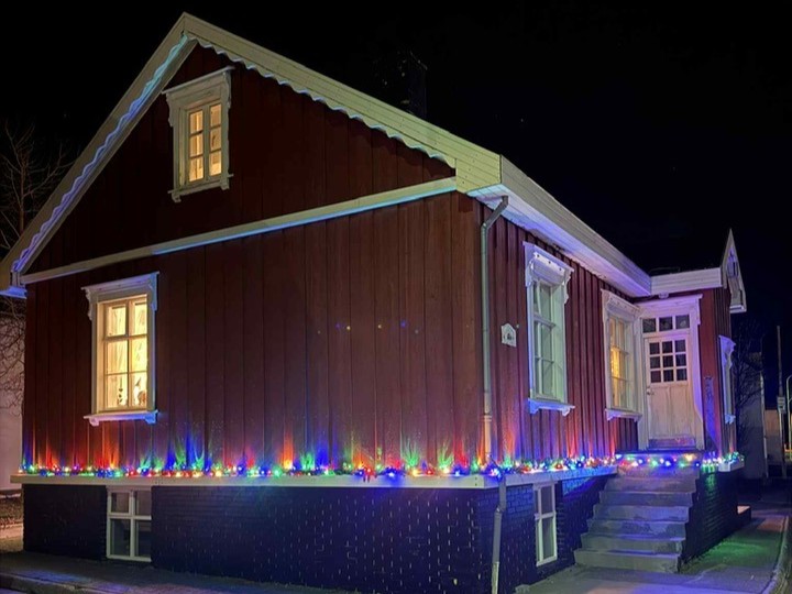 Hús Sigríðar og Dúa á Suðureyri, jólaljós hafa verið sett meðfram kanti milli kjallara og aðalhæðar.