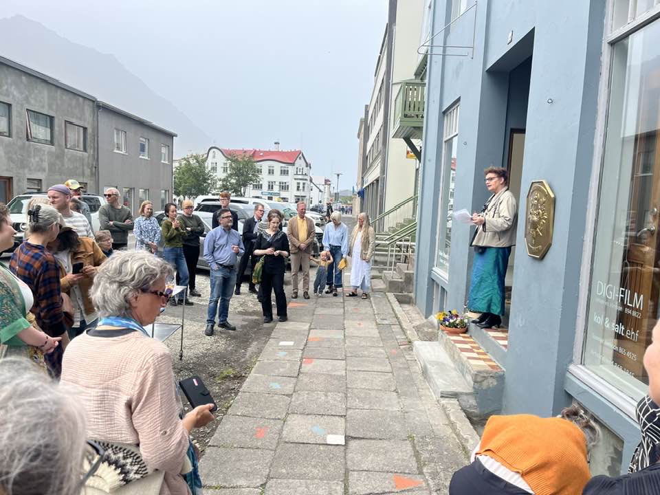Elísabet Gunnarsdóttir ávarpar gesti við opnun fyrir utan Gallerí Úthverfu.
