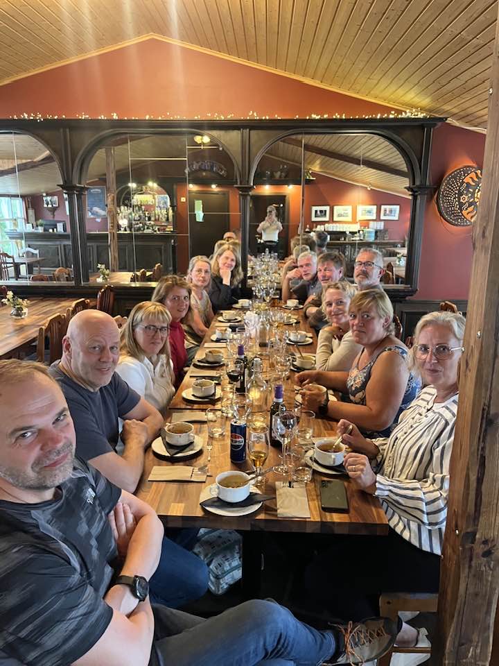 Gönguhópur á veitingastað.