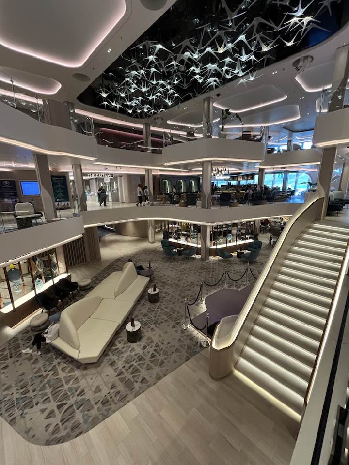 Mynd af innra rými í Norwegian Prima.