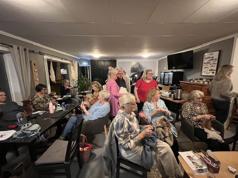 Hópur kvenna að prjóna í matsal Fisherman á Suðureyri.