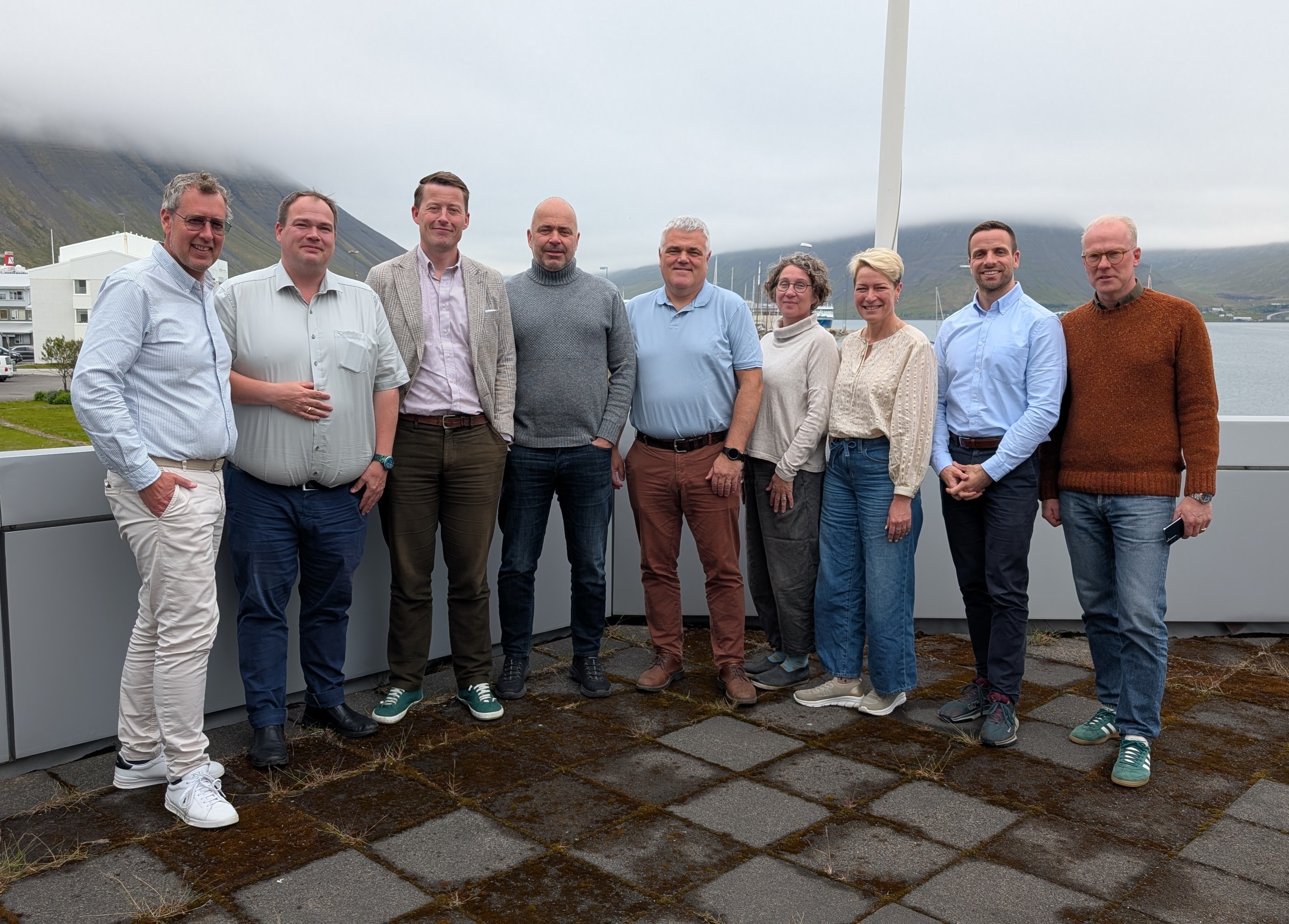 Fundargestir á svölum Stjórnsýsluhússins.