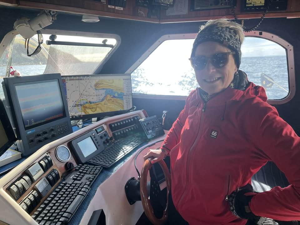 Sigríður við stýrið á bátnum Viktoríu.