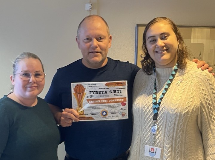 Jóna, Baldur og Rakel standa hlið við hlið. Baldur heldur á viðurkenningarskjali.