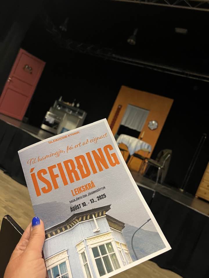 Leikskrá og svið í bakgrunni.