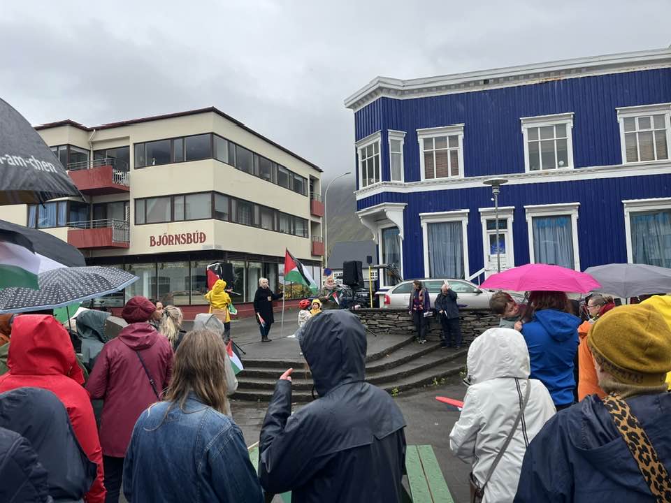 Samstöðufundur í rigningunni á Silfurtorgi.