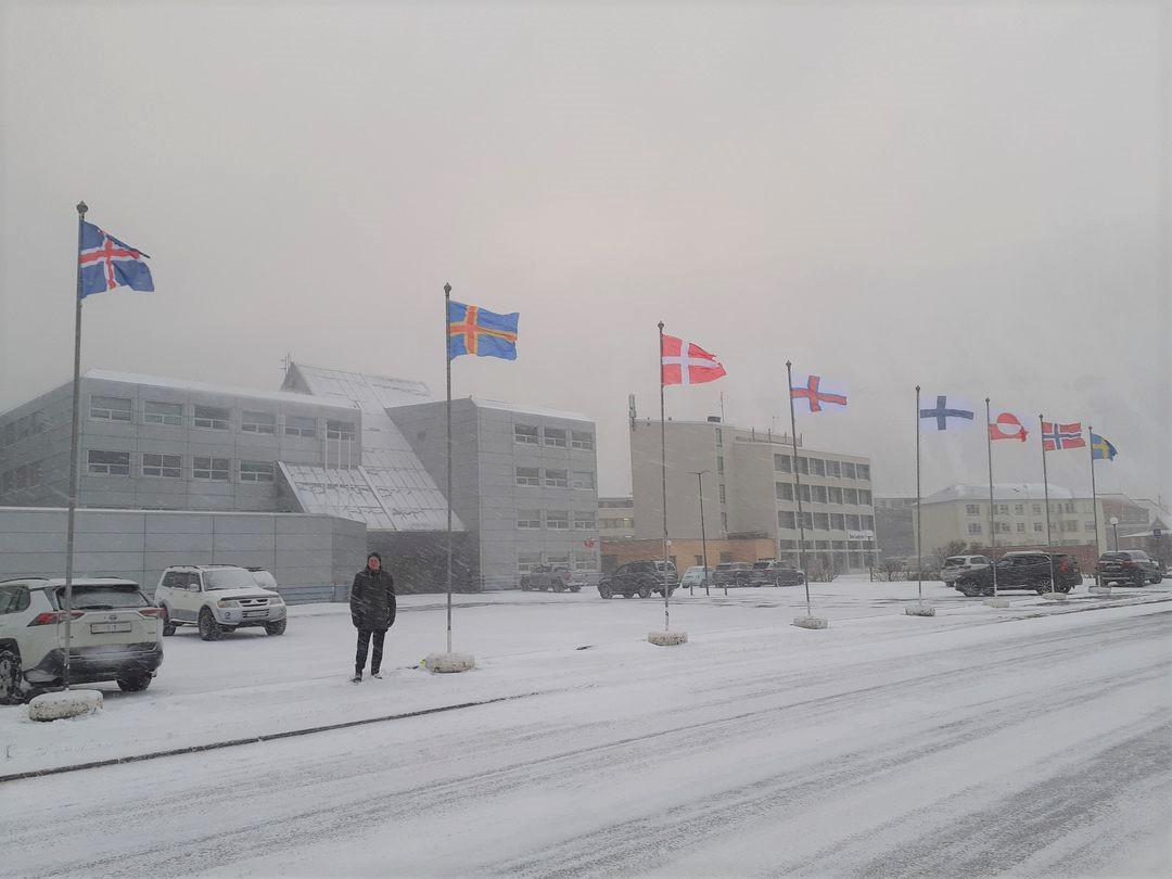 Jónas sýslumaður við fánaborgina.