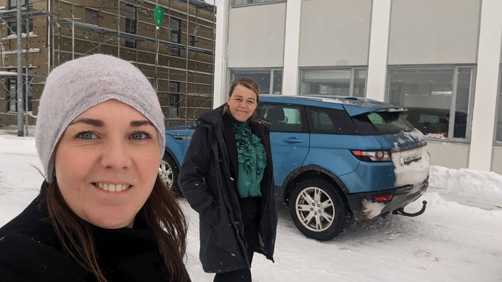 Bryndís bæjarritari og Arna bæjarstjóri við nemendagarðana á Flateyri.