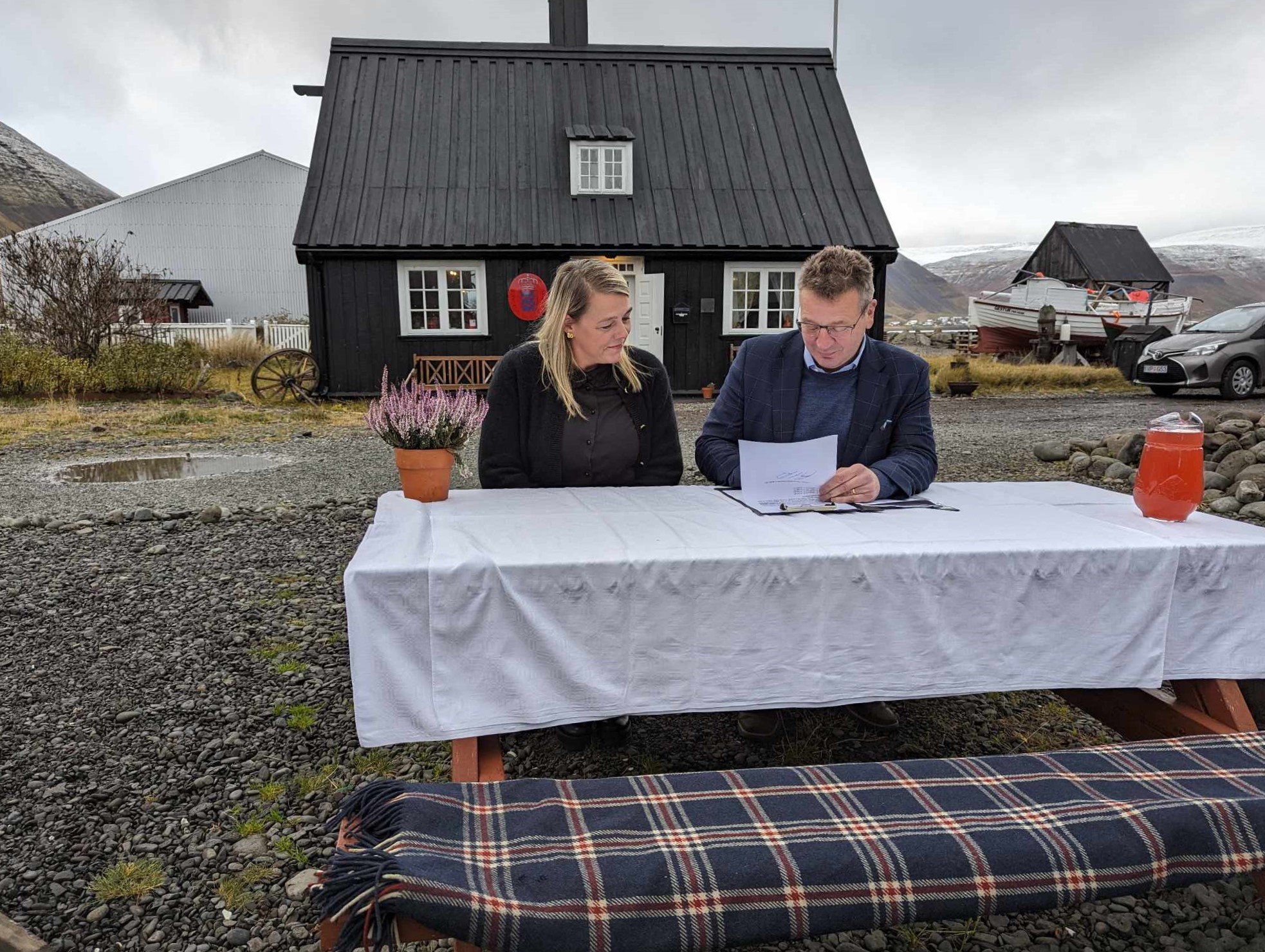 Arna Lára og Guðlaugur Þór við undirritunina sem fór fram í Neðstakaupstað.