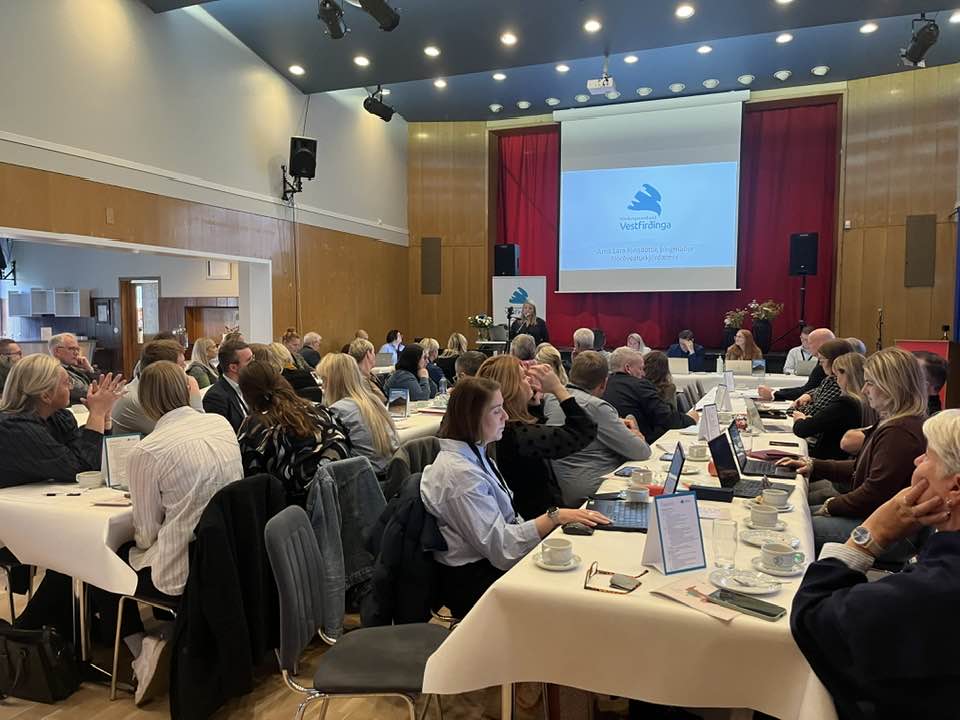 Mynd tekin yfir salinn í félagsheimilinu í Hnífsdal, þar sem fulltrúar á fjórðungsþingi eru að störfum.