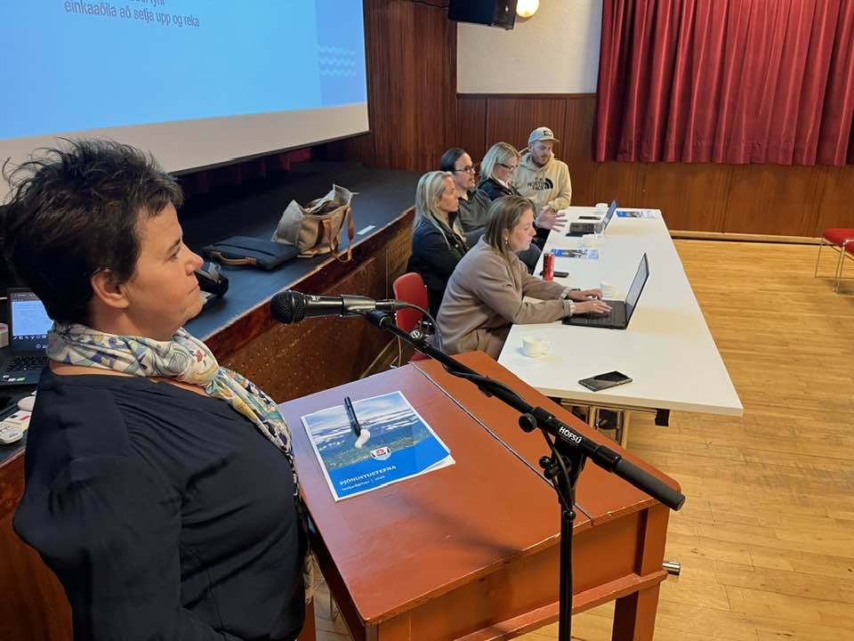 Á íbúafundi í félagsheimili Súgfirðinga.