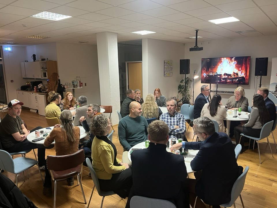 Ferðaþjónar í uppskeruboði í sal Vestfjarðastofu.