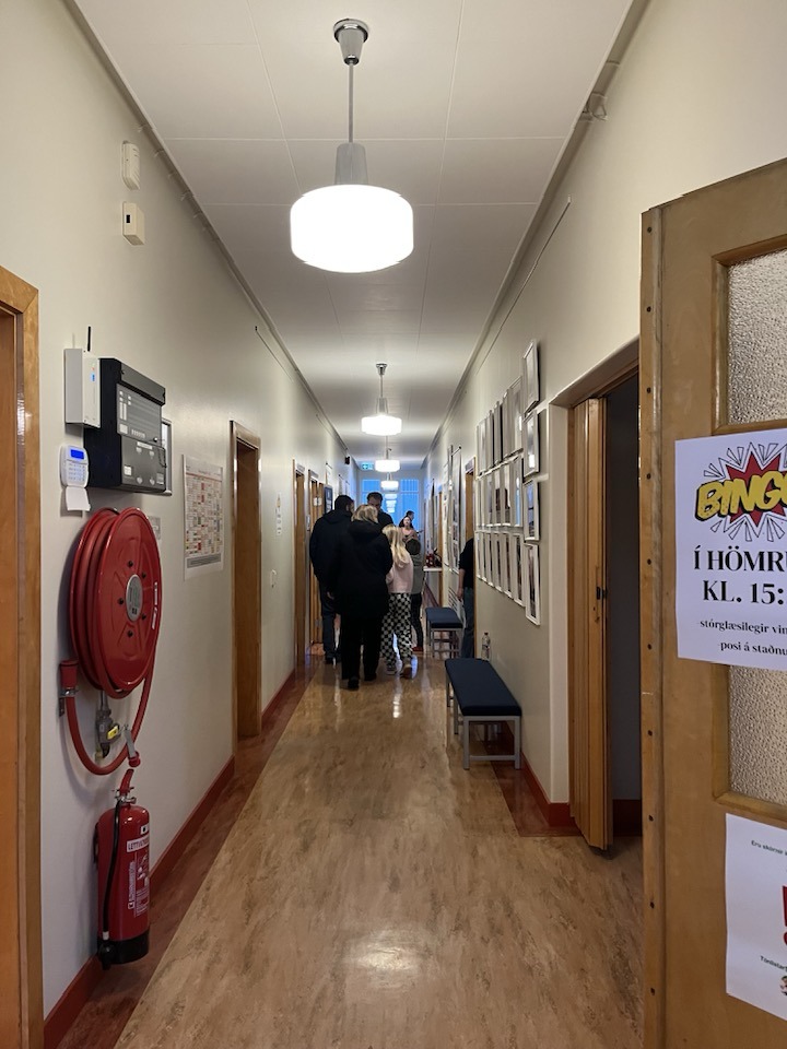 Séð inn ganginn á 1. hæð TÍ.