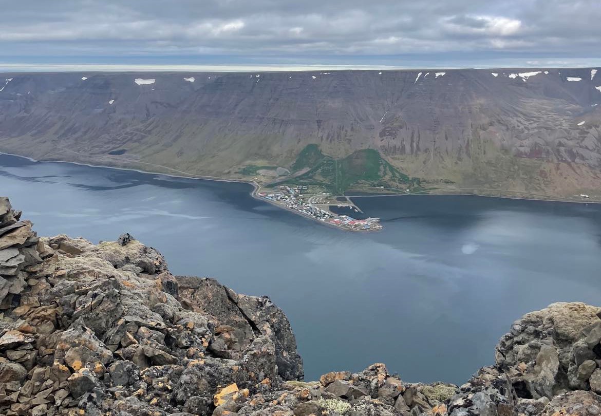 Flateyri séð af tindi fjallsins Þorfinns.