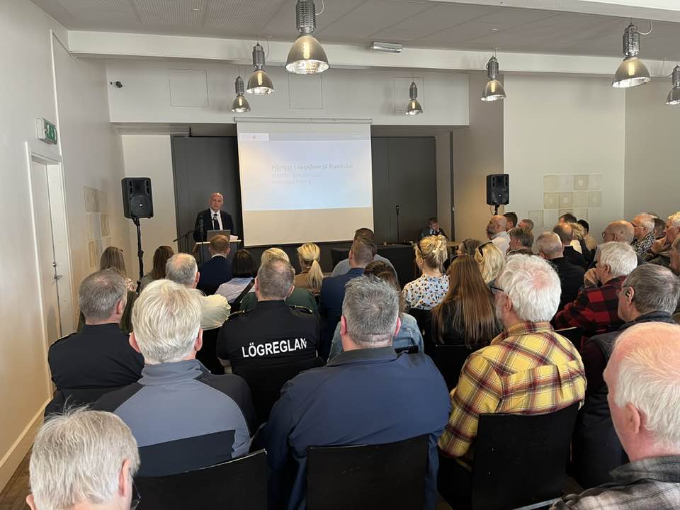 Fundur innviðaráðherra í Bryggjusal Edinborgarhússins. Ráðherra er í pontu.