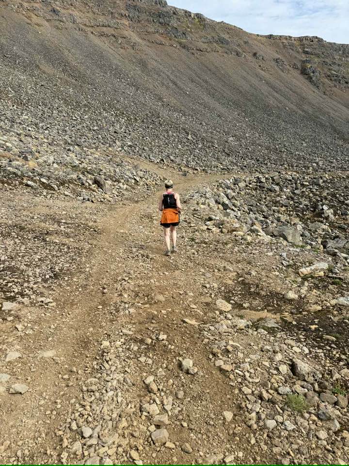 Sigríður að ganga eftir línuvegi á fjöllum.