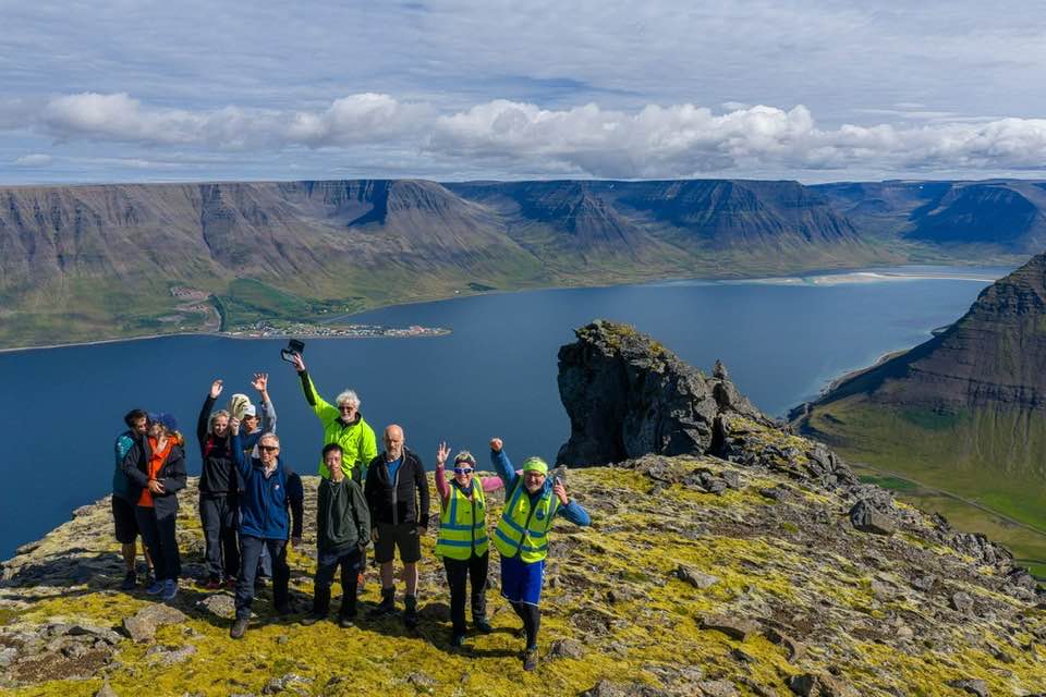 Hópur á toppi Sporhamarsfjalls í Önundarfirði.