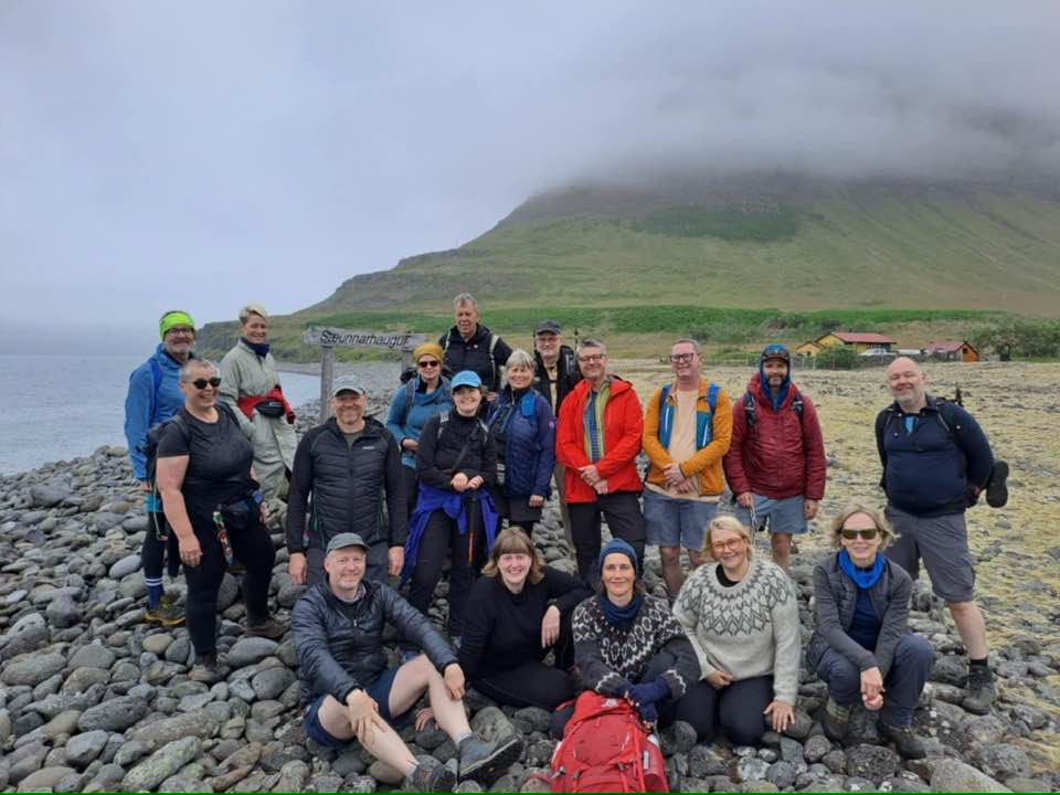 Hópmynd af gönguhópnum í fjörunni.