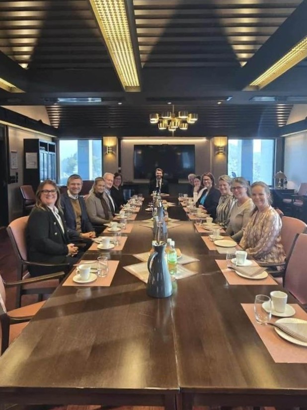 Hópurinn við fundarborð í ráðhúsinu.