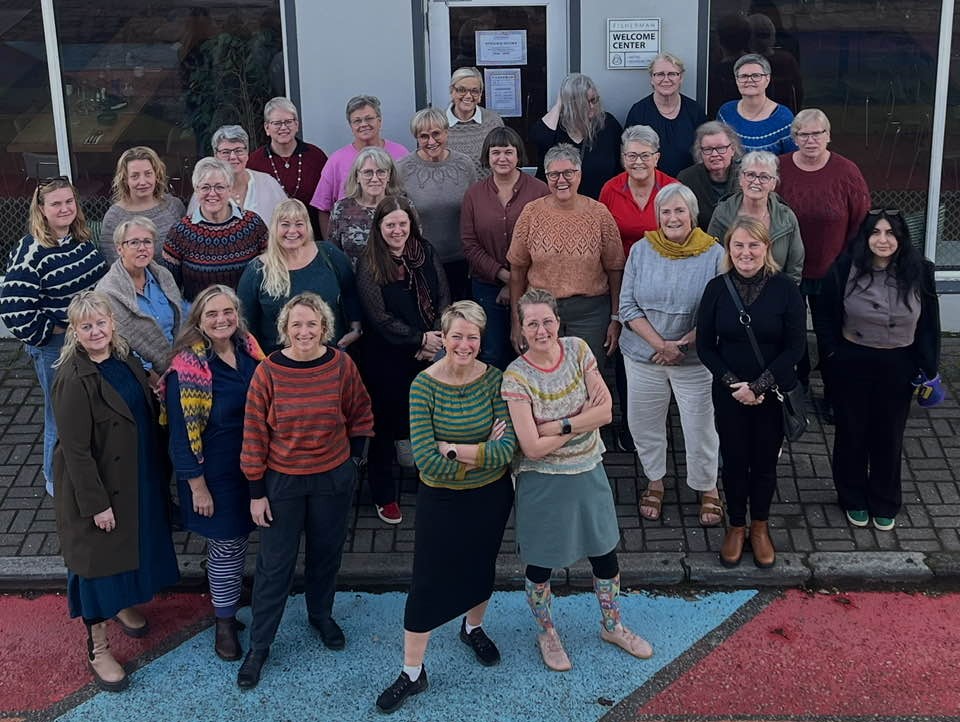 Prjónakonurnar allar saman fyrir utan Fisherman á Suðureyri.