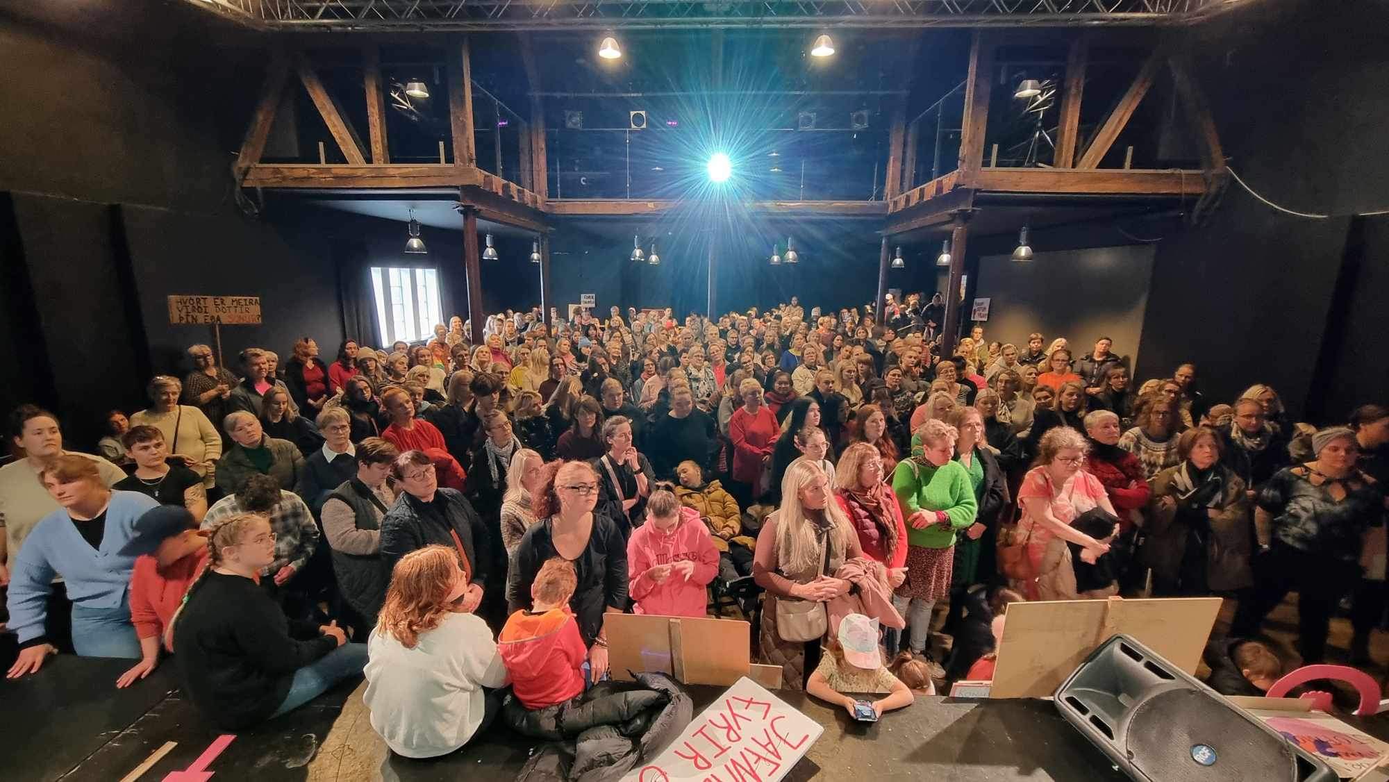 Stóri salurinn í Edinborgarhúsinu troðfullur af konum í kvennaverkfalli.