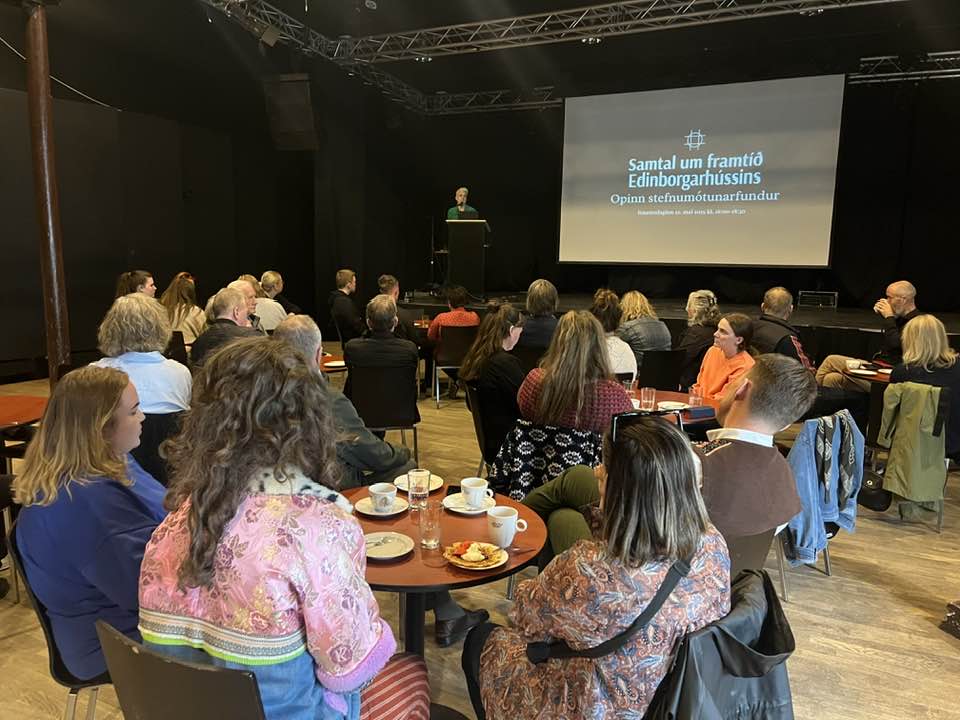 Gestir á stefnumótunarfundi í Edinborgarhúsinu sitja við hringborð í stóra sal hússins.