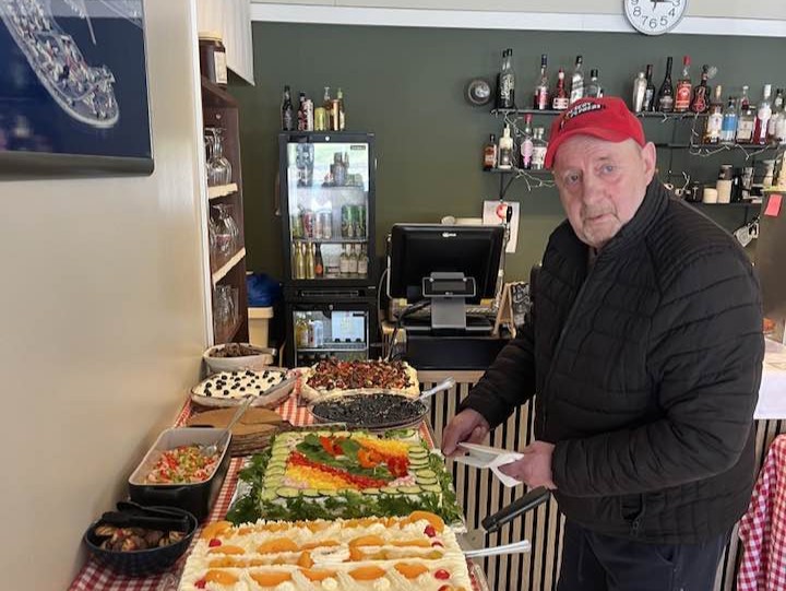 Í sjómannadagskaffi á Flateyri.