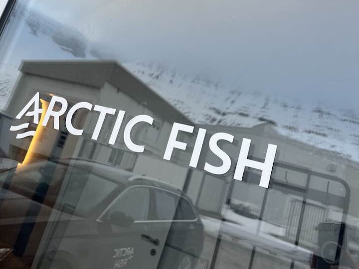 Hurðin að skrifstofum Arctif Fish á Ísafirði.