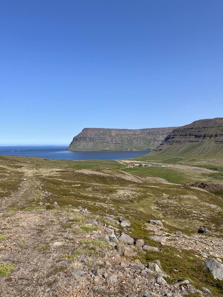 Kirkjustaðurinn Staður í Súgandafirði í forgrunni, Gölturinn útvörður fjarðarins fjær.