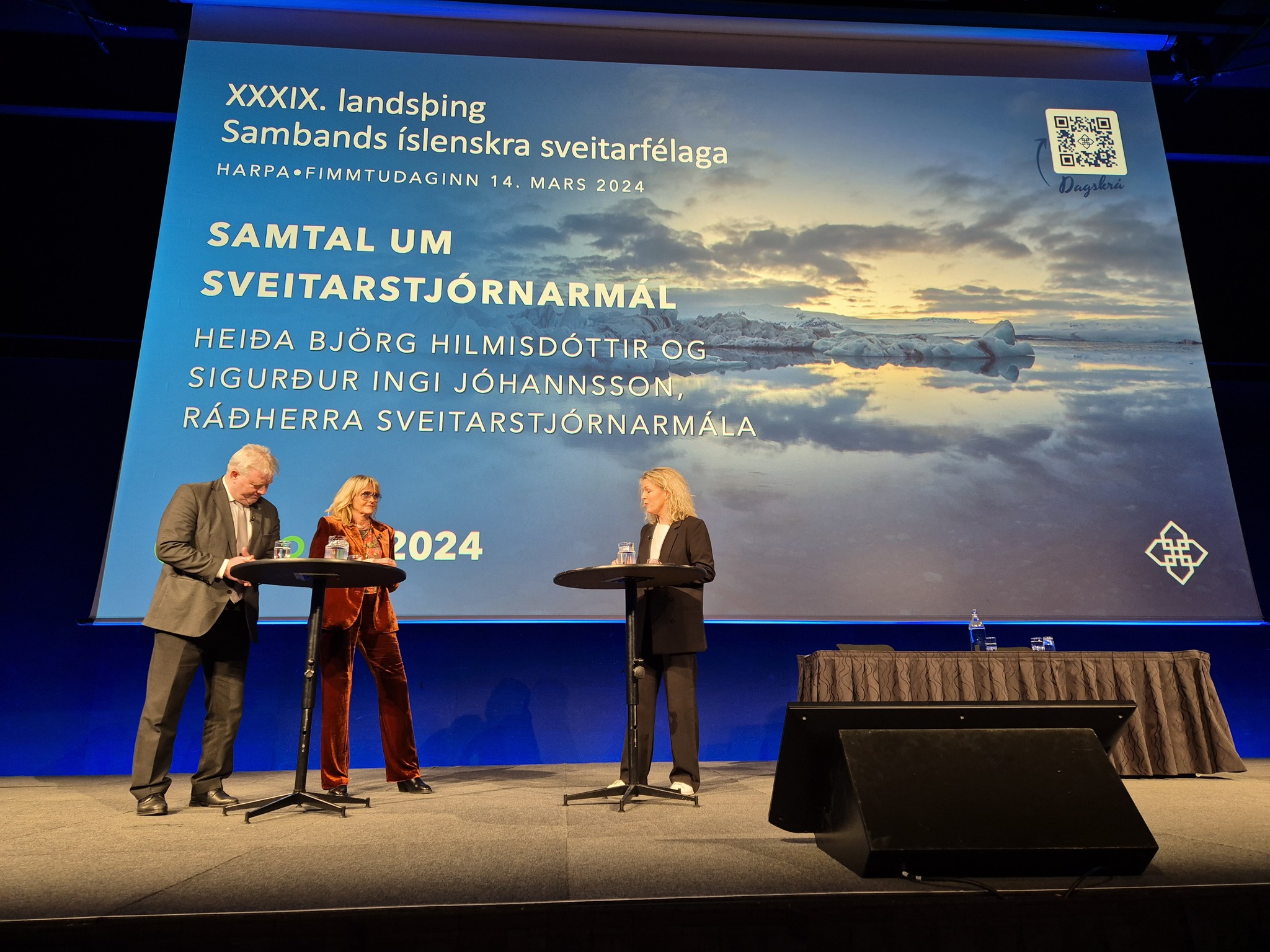 Frá landsþingi Sambands íslenskra sveitarfélaga í Hörpu. Á sviðinu eru Heiða Björg Hilmisdóttir, Sigurður Ingi Jóhannsson og fundarstjóri.