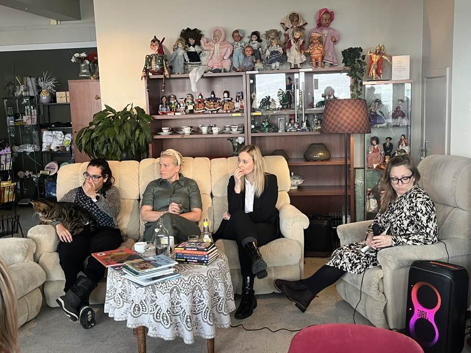 Rithöfundaspjall á Bókmenntahátíð Flateyrar Þarna eru þrír rithöfundar, einn umræðustjóri og einn Mosi (kisi).